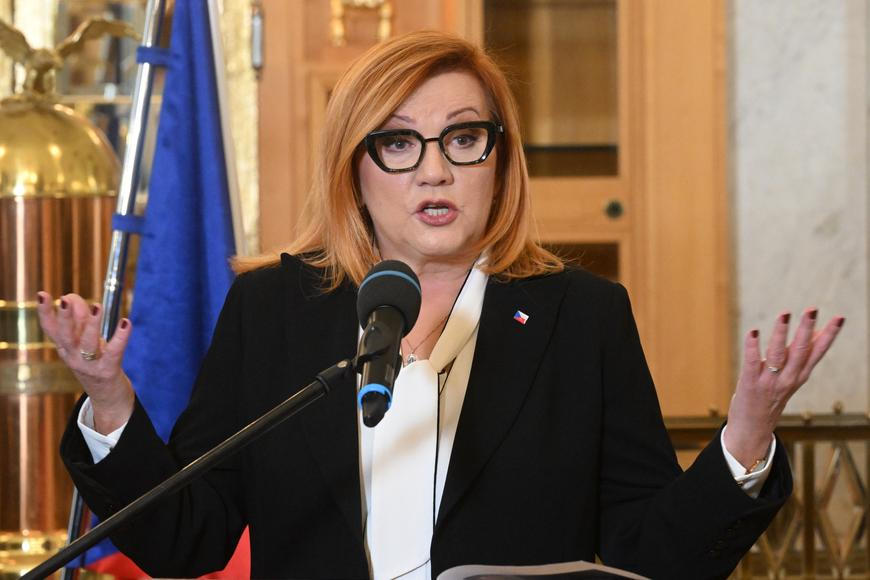 Obří peníze „leží ladem“ u bank, Schillerová chystá hromadný