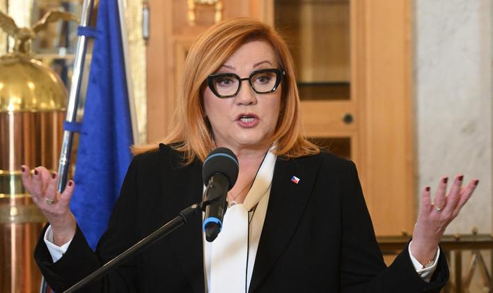 Alena Schillerová, ministryně financí, politička, gesto