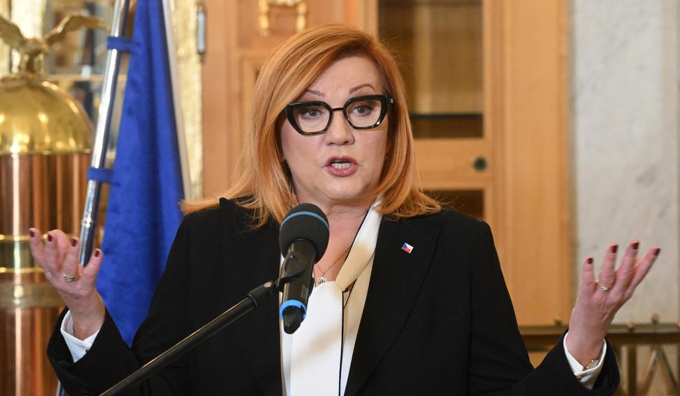 Alena Schillerová, ministryně financí, politička, gesto