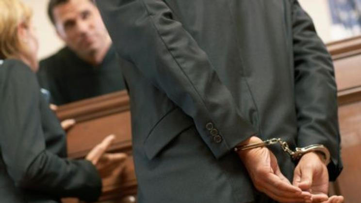 Justice, soud, odsouzený, rozsudek, soudní síň, policejní pouta, soudní přelíčení, ilustrační foto