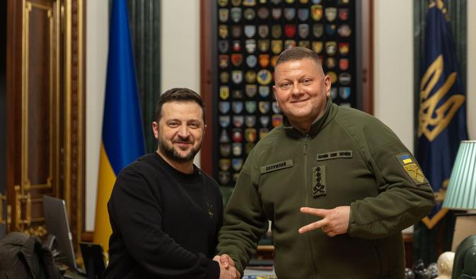 Prezident Volodymyr Zelenskyj a ukrajinský velvyslanec ve Velké Británii Valerij Zalužnyj.