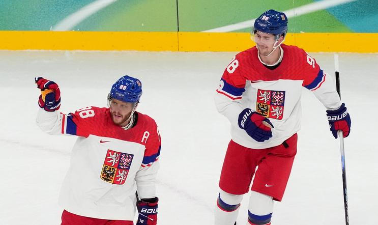 David Pastrňák a Martin Nečas slaví gól v zápase Česko - Kanada na ZOH 2026