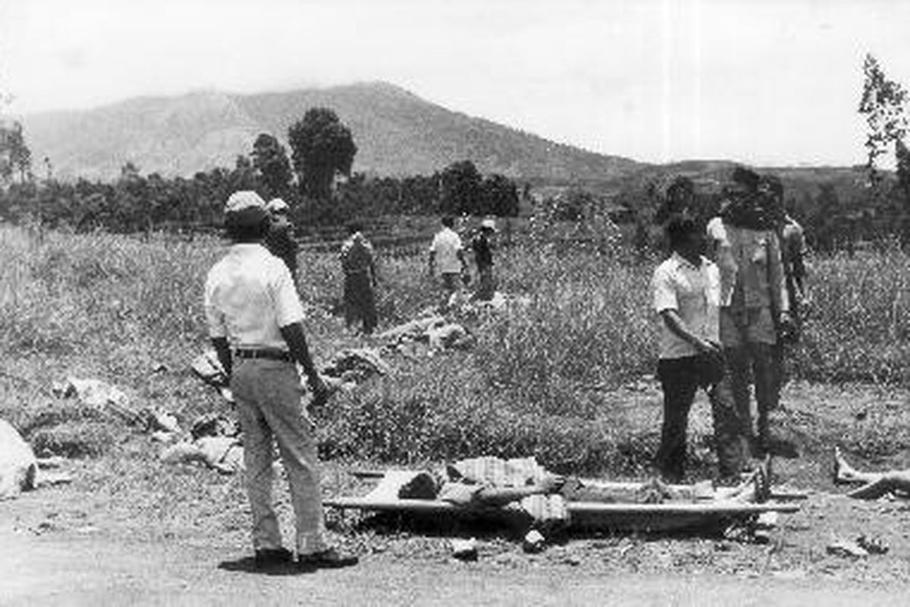 Těla obětí lemovala silnici.