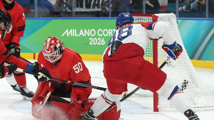 Tomáš Hertl a Jordan Binnington v zápase Česko - Kanada na ZOH 2026