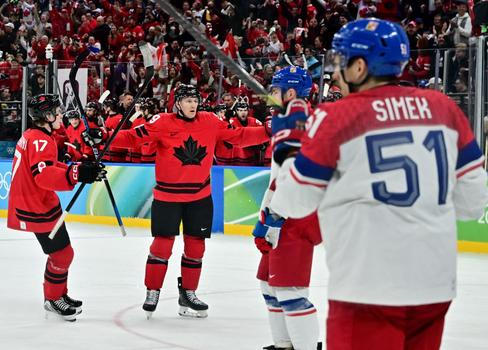 Kanaďané slaví gól přes smutným  Radimem Šimekem v zápase Česko - Kanada na ZOH 2026
