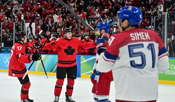 Kanaďané slaví gól přes smutným  Radimem Šimekem v zápase Česko - Kanada na ZOH 2026
