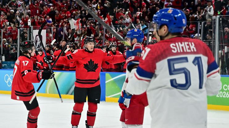 Kanaďané slaví gól přes smutným  Radimem Šimekem v zápase Česko - Kanada na ZOH 2026