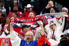 Čeští fanoušci slaví v zápase Česko - Kanada na ZOH 2026