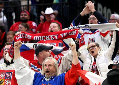 Čeští fanoušci slaví v zápase Česko - Kanada na ZOH 2026
