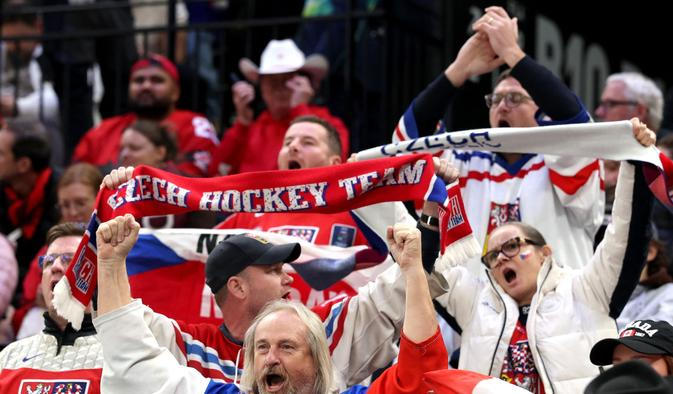 Čeští fanoušci slaví v zápase Česko - Kanada na ZOH 2026
