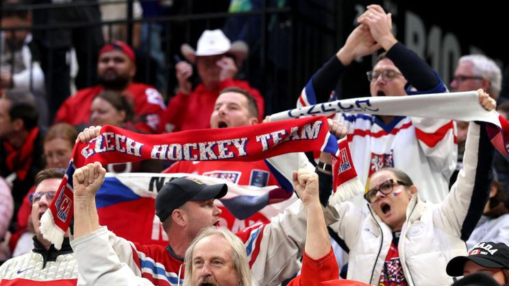 Čeští fanoušci slaví v zápase Česko - Kanada na ZOH 2026