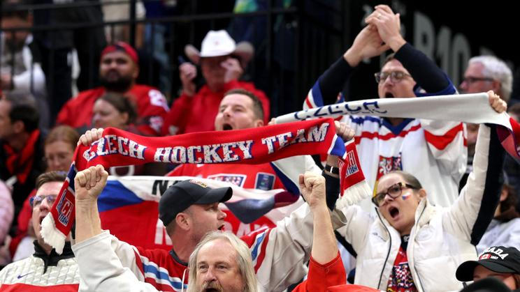 Čeští fanoušci slaví v zápase Česko - Kanada na ZOH 2026