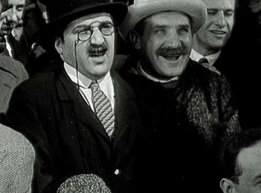 Jaroslav Vojta a Hugo Haas jako pan Načeradec ve filmu Muži v offsidu (1931).