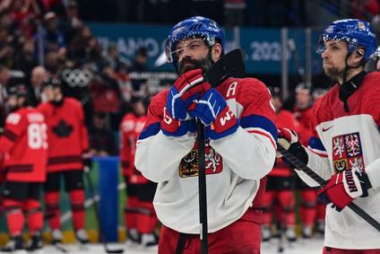 Radko Gudas a Jan Rutta smutní po porážce ve čtvrtfinále Česko - Kanada na ZOH 2026