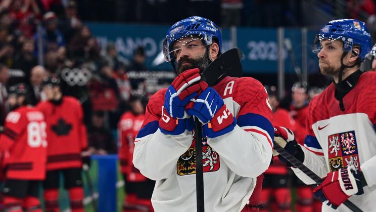Radko Gudas a Jan Rutta smutní po porážce ve čtvrtfinále Česko - Kanada na ZOH 2026