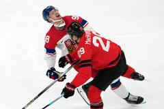 Martin Nečas v souboji s Nathanem MacKinnonem