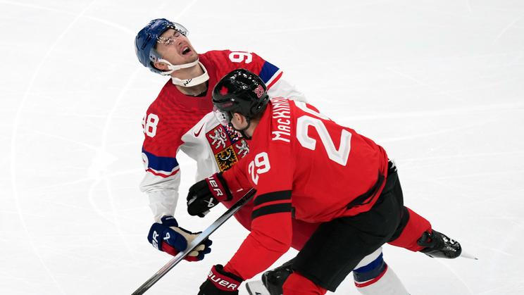 Martin Nečas v souboji s Nathanem MacKinnonem