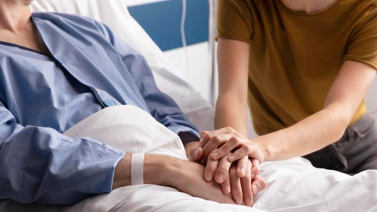 "Tlumení bolesti silnými analgetiky může způsobit, že pacientovi zkrátíme život. Lidé si totiž na dávky rychle zvykají, takže jich k utišení bolesti potřebují stále víc – až to nakonec jejich tělo neunese," říká senátorka Věra Procházková.