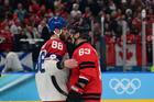 David Pastrňák a Brad Marchand po zápase Česko - Kanada na ZOH 2026
