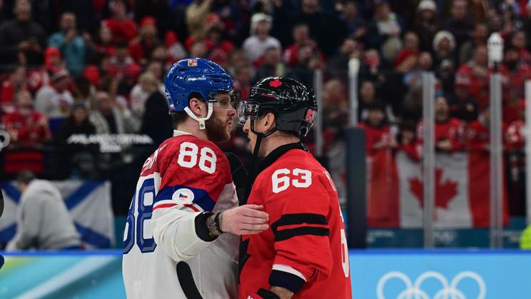 David Pastrňák a Brad Marchand po zápase Česko - Kanada na ZOH 2026