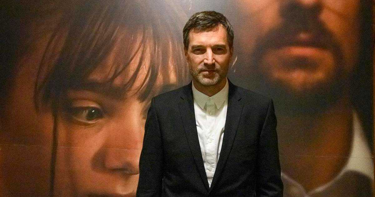 Režisér Ondřej Provazník pózuje pro fotografy před slavnostní premiérou filmu Sbormistr v pražském kině Lucerna.