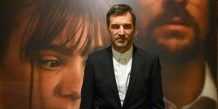 Režisér Ondřej Provazník pózuje pro fotografy před slavnostní premiérou filmu Sbormistr v pražském kině Lucerna.