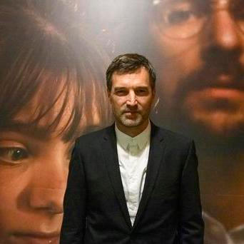 Režisér Ondřej Provazník pózuje pro fotografy před slavnostní premiérou filmu Sbormistr v pražském kině Lucerna.