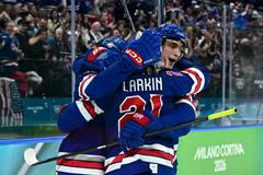 Američané slaví gól v zápase USA - Švédsko na ZOH 2026