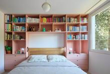 Byt architekti převzali téměř nedotčený: čtyři oddělené místnosti, umakartové jádro, průchozí koupelna a stará kuchyně, přičemž nejfrekventovanější trasa z ložnice do obývacího pokoje vedla přímo „přes rohožku“. Právě to dokonale ilustrovalo nelogičnost původního řešení.