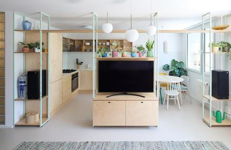 "Máme tady dvě varianty. Invazivní a neinvazivní." Přesně těmito slovy začala první schůzka nad rekonstrukcí bytu v pražském paneláku. Klienti byli odvážní, vybrali razantnější řešení - a právě díky této "invazivní" cestě mohli architekti jít opravdu do hloubky. A tak vznikl otevřený, propojený a přirozeně prosvětlený domov.