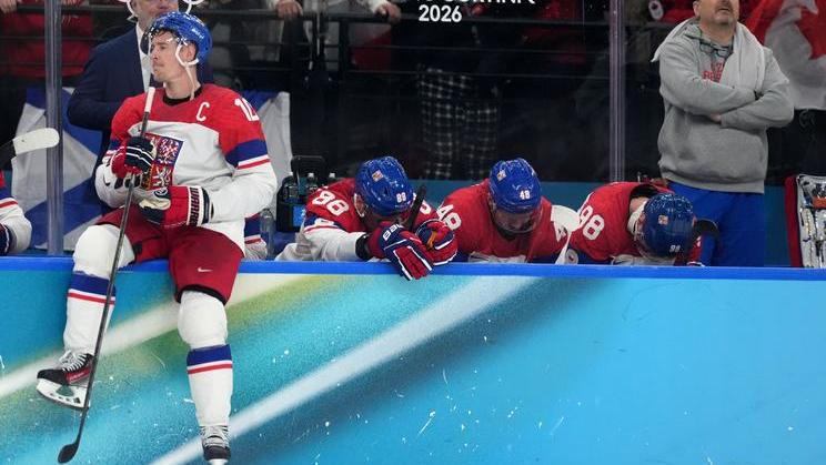 Zklamaný Roman Červenka  po porážce ve čtvrtfinále s Kanadou na ZOH 2026