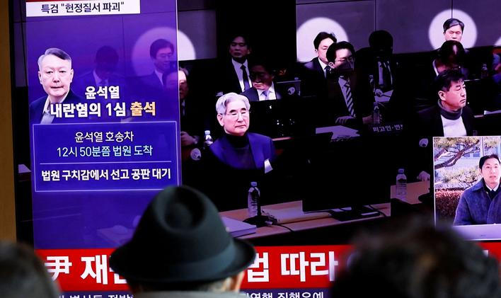 	 Jihokorejský exprezident Jun Sok-jol byl za vyhlášení stanného práva odsouzen k doživotnímu vězení.