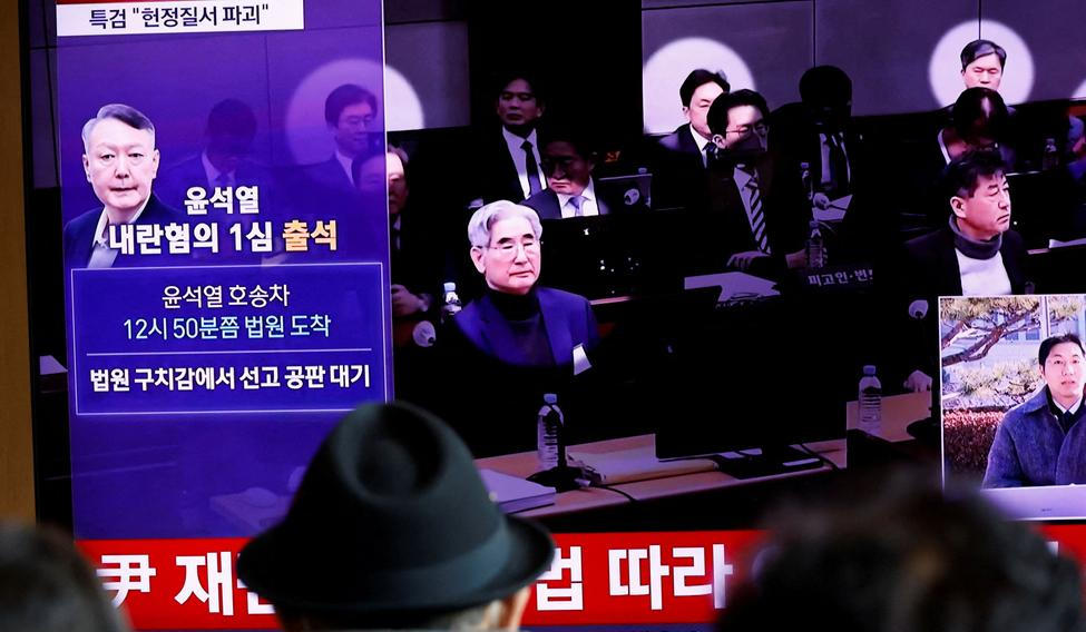 	 Jihokorejský exprezident Jun Sok-jol byl za vyhlášení stanného práva odsouzen k doživotnímu vězení.