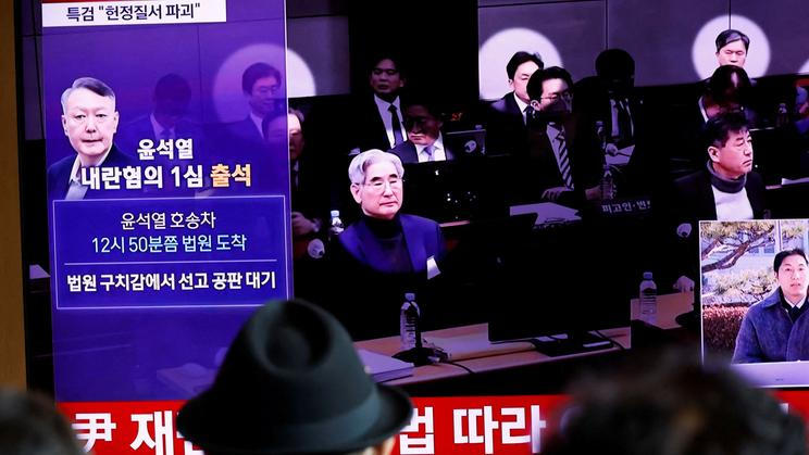 Jihokorejský exprezident Jun Sok-jol byl za vyhlášení stanného práva odsouzen k doživotnímu vězení.