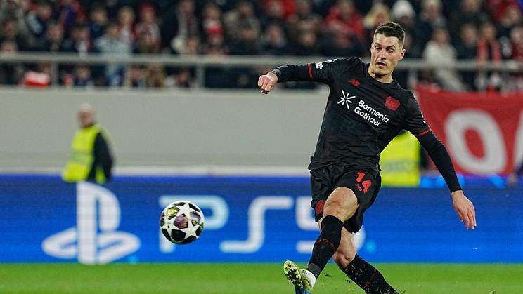 Patrik Schick z Leverkusenu dává gól v zápase 1. kola vyřazovací fotbalové Ligy mistrů na hřišti Olympiakosu Pireus