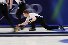 Český curler Marek Černovský v akci na ZOH 2026