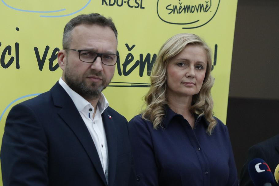 Lidovci Marian Jurečka a Monika Brzesková byli domluveni, že Jurečka po ní převezme ve sněmovně vedení sociálního výboru. Zástupci ANO, SPD a Motoristů sobě tomu ale brání, nechtějí Jurečku do čela.