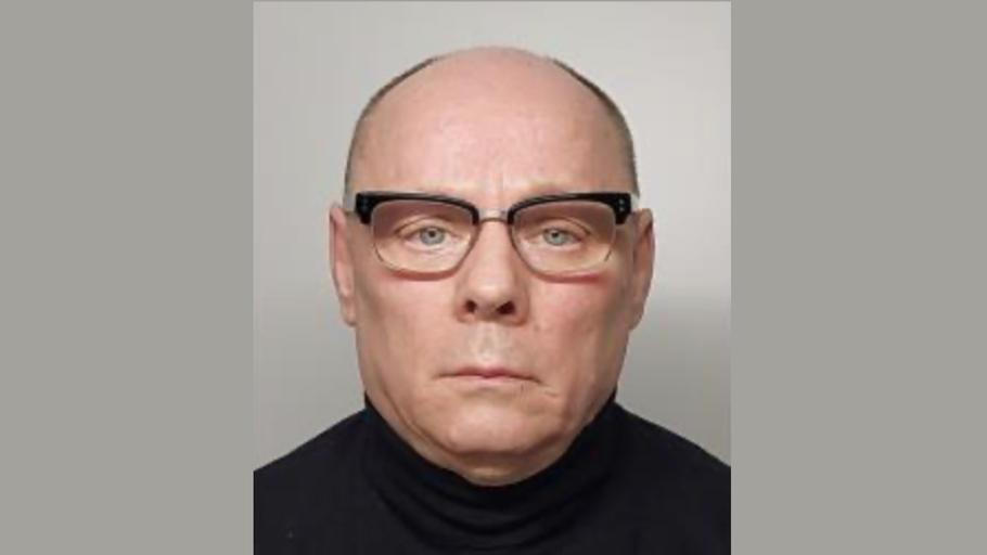 Podezřelého muže opakovaně zachytily bezpečnostní kamery několika hotelů v Česku, přestože v nich nebyl ubytován. Policie po něm pátrá.