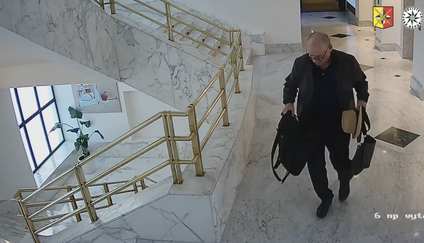 Podezřelého muže opakovaně zachytily bezpečnostní kamery několika hotelů v Česku, přestože v nich nebyl ubytován. Policie po něm pátrá.
