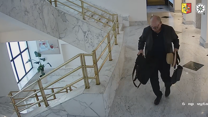 Podezřelého muže opakovaně zachytily bezpečnostní kamery několika hotelů v Česku, přestože v nich nebyl ubytován. Policie po něm pátrá.