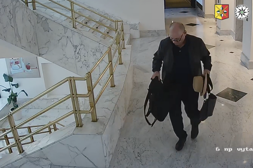 Hotelový fantom vykrádá pokoje, ukazují záběry. Policii uniká, už ale ví, o koho jde