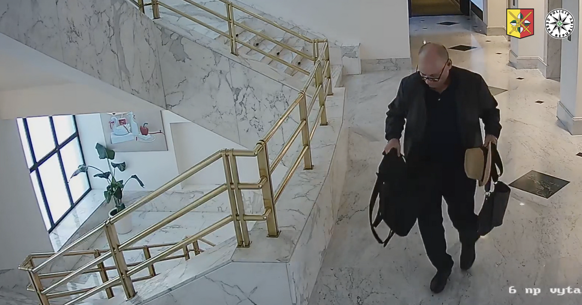 Hotelový fantom vykrádá pokoje, ukazují záběry. Policii uniká, už ale ví, o koho jde