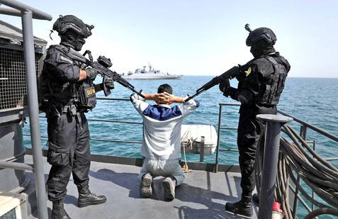 Perský záliv se mění v šachovnici velmocí. Kdo udělá první tah?