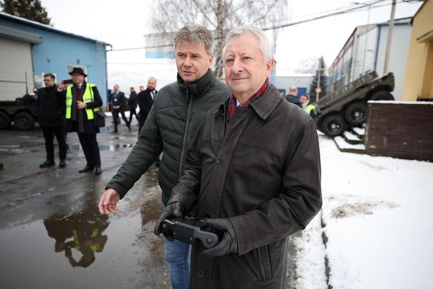 Komentář: Vláda systematicky snižuje schopnost státu bránit se nepříteli