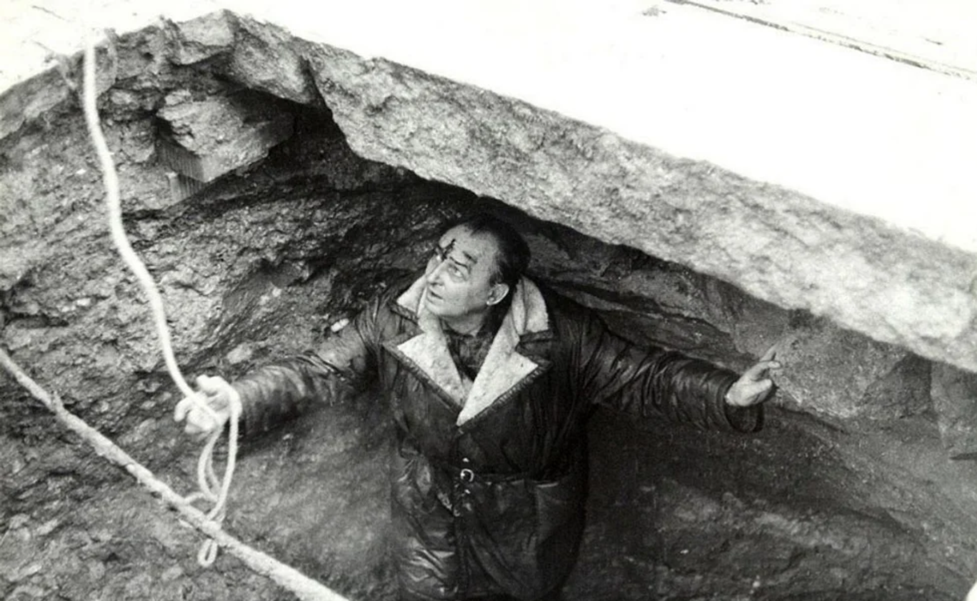 Miroslav Šudák se do nemocnice vydal kvůli své ženě. „Byla olympiáda, manžel jel do nemocnice, kde jsem ležela. Autobus měl poruchu, a tak musel tramvají. Když z ní vystoupil, otevřela se mu země pod nohama,“ vzpomínala v roce 2006 v reportáži Lidových novin. Její muž se ocitl asi tři metry pod povrchem, ve studené vodě a písku, zatímco se nad ním dál drolily obrubníky.
