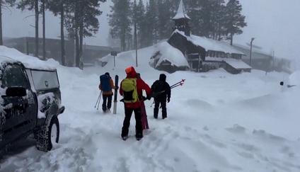 Záchranný tým vyráží na místo laviny, kde uvízli lyžaři, v okrese Nevada County.