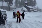 Záchranný tým vyráží na místo laviny, kde uvízli lyžaři, v okrese Nevada County.