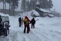 Záchranný tým vyráží na místo laviny, kde uvízli lyžaři, v okrese Nevada County.