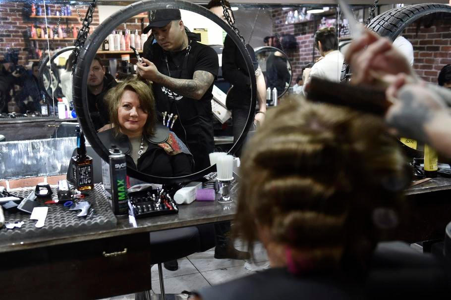 ALENA SCHILLEROVÁ, ministryně financí, politička, tržnice SAPA, závěrečná fáze EET, elektronická evidence tržeb, kadeřnictví, účes, vlasy