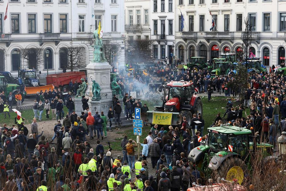 Farmers rally in a large-scale protest in Brussels as leaders meet in EU summit